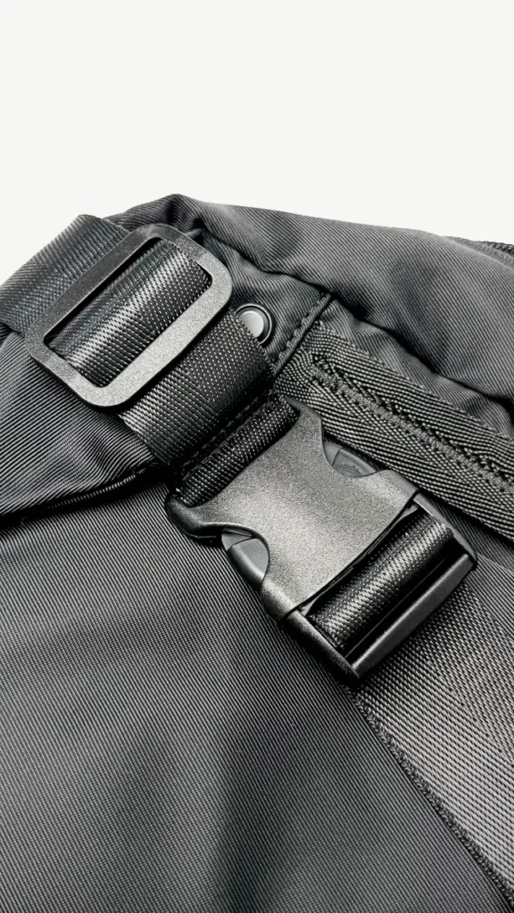 Détails des boucles du sling bag KF13157V1