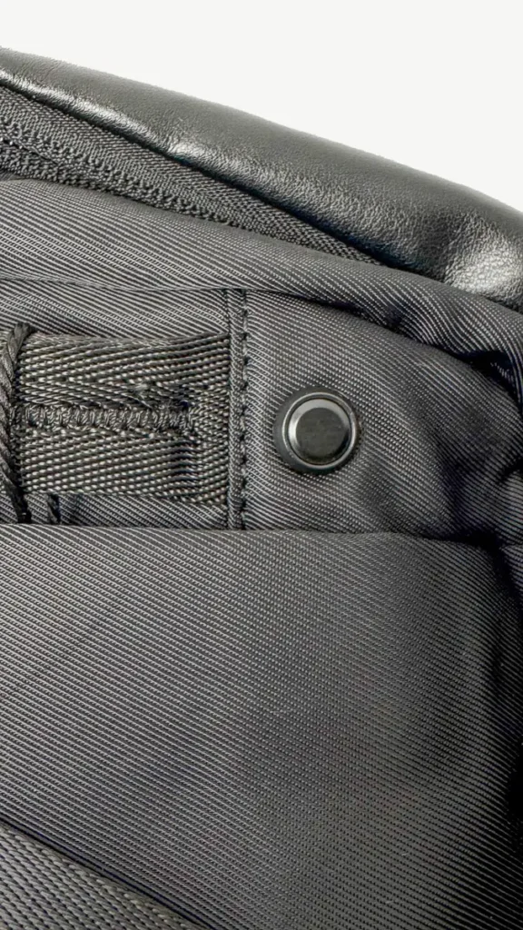 Finition du sling bag KF13157V1