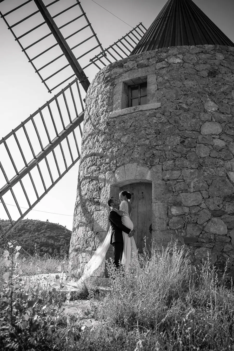 Photo de mariés à côté d'un moulin en Provence