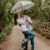 Photo de couple sous un parapluie par Nathalie Nencioni