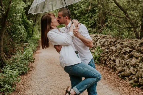 Photo de couple sous un parapluie par Nathalie Nencioni