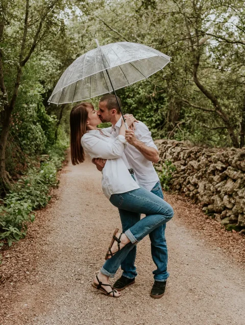 Photo de couple sous un parapluie par Nathalie Nencioni