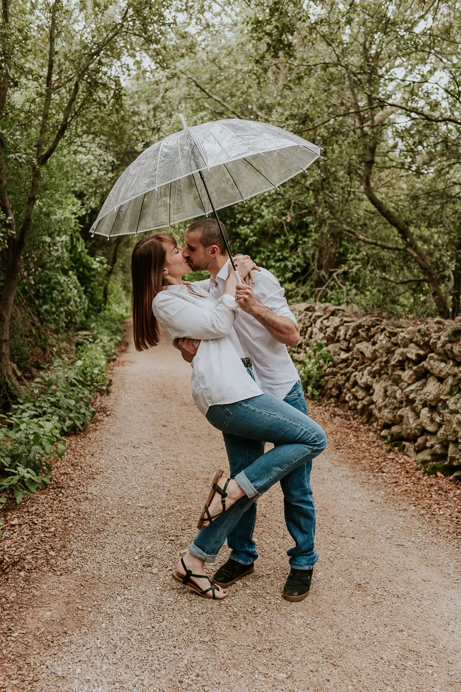 Photo de couple sous un parapluie par Nathalie Nencioni