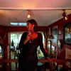 Portrait de femme éclairé par le Zhiyun M60 Ultra dans un bar tamisé