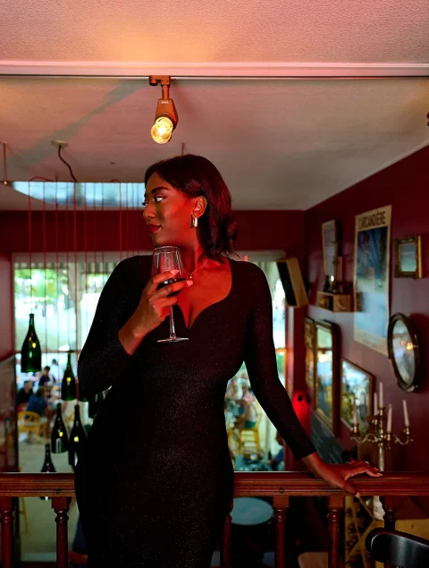 Portrait de femme éclairé par le Zhiyun M60 Ultra dans un bar tamisé