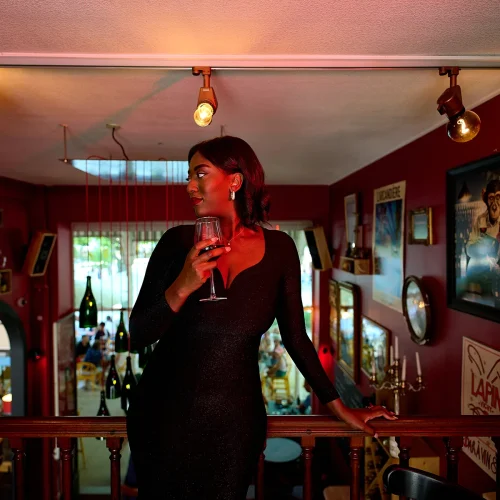 Portrait de femme éclairé par le Zhiyun M60 Ultra dans un bar tamisé