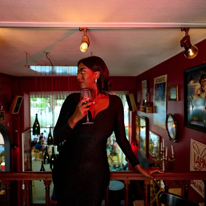 Portrait de femme éclairé par le Zhiyun M60 Ultra dans un bar tamisé