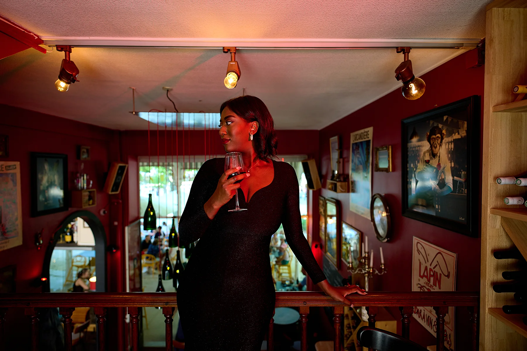 Portrait de femme éclairé par le Zhiyun M60 Ultra dans un bar tamisé 